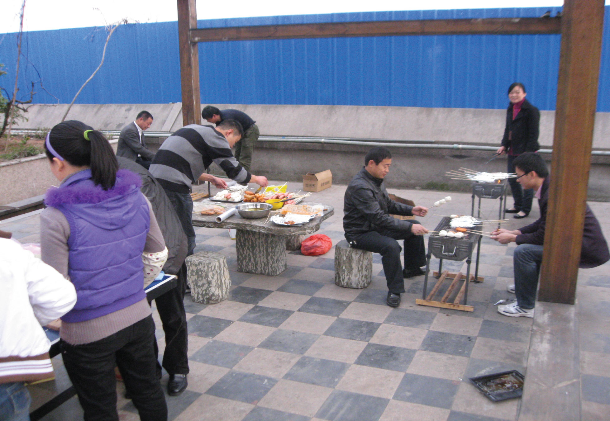 聚會開始前，行政樓各位領(lǐng)導(dǎo)做精心的準(zhǔn)備